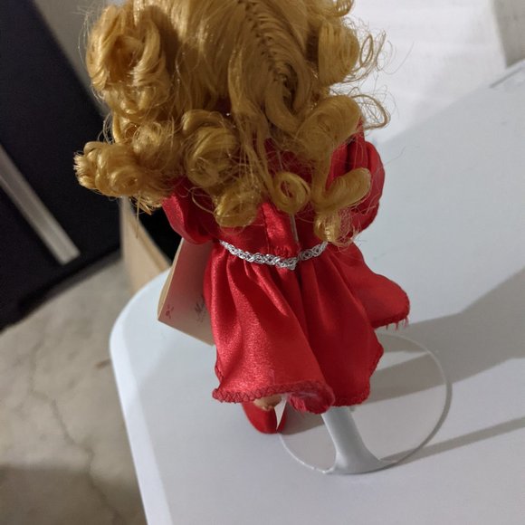 Madame Alexander: Entertaining the Troops Doll - Picture 3 of 3